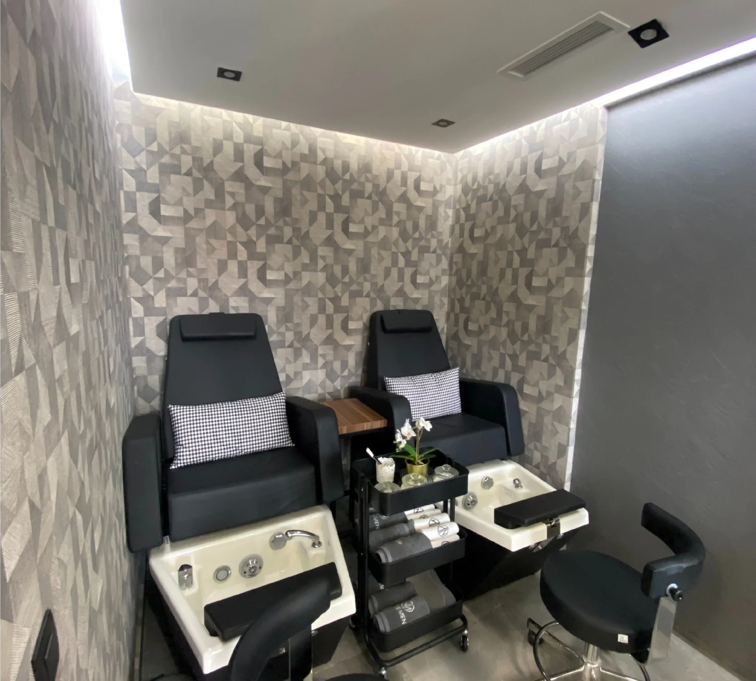 Full interior view of grooming space